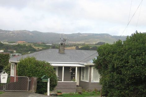 Photo of property in 23 Kereru Bend, Tawa, Wellington, 5028