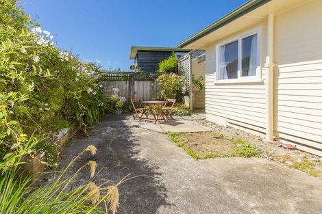 Photo of property in 21 Glanmire Road, Newlands, Wellington, 6037
