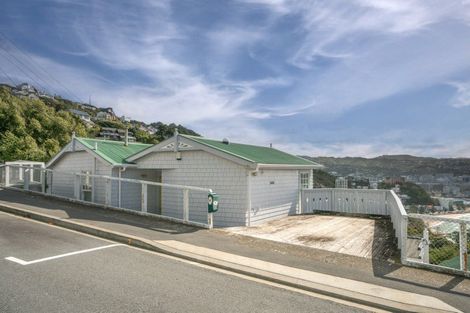 Photo of property in 50 The Crescent, Roseneath, Wellington, 6011