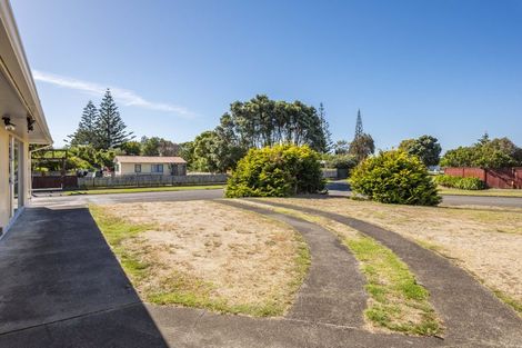Photo of property in 50 Queens Road, Waikanae Beach, Waikanae, 5036