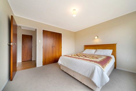 Photo of property in 2/7 Windermere Crescent, Blockhouse Bay, Auckland, 0600