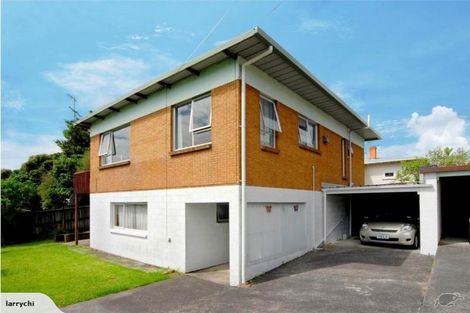 Photo of property in 2/6 Chivalry Road, Glenfield, Auckland, 0629