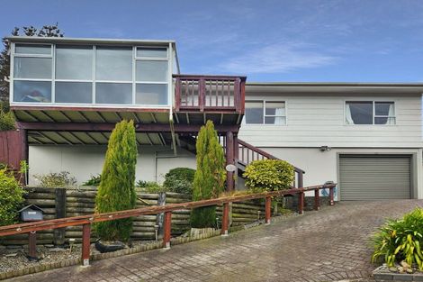 Photo of property in 56 Colchester Crescent, Newlands, Wellington, 6037