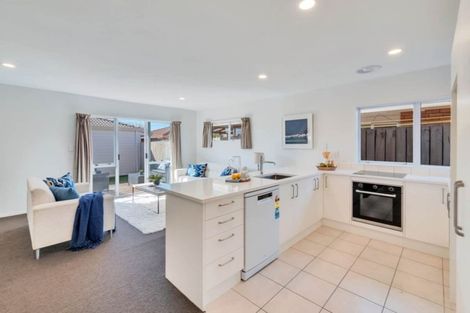 Photo of property in 2/5 Barbados Drive, Unsworth Heights, Auckland, 0632