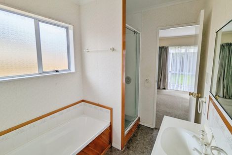 Photo of property in 4 Royal Oak Drive, Kelvin Grove, Palmerston North, 4414
