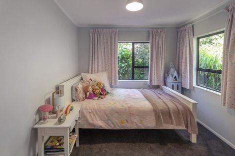 Photo of property in 42 Chapman Street, Newlands, Wellington, 6037