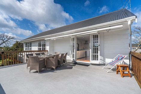 Photo of property in 15 Seaforth Avenue, Mangere Bridge, Auckland, 2022