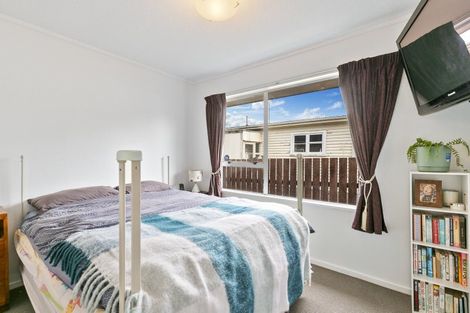 Photo of property in 18a Bracken Road, Newlands, Wellington, 6037