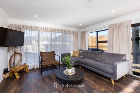 Photo of property in 22 Rewarewa Way, Timberlea, Upper Hutt, 5018