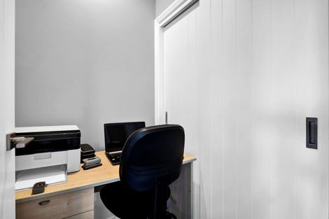 Photo of property in 5 South Road, Moturoa, New Plymouth, 4310