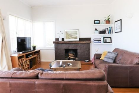 Photo of property in 95 Stanley Point Road, Stanley Point, Auckland, 0624