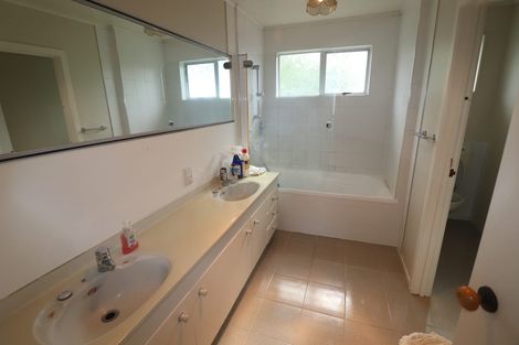 Photo of property in 142 Mokoia Road, Chatswood, Auckland, 0626