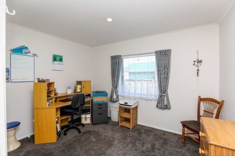 Photo of property in 5a Simons Street, Moturoa, New Plymouth, 4310