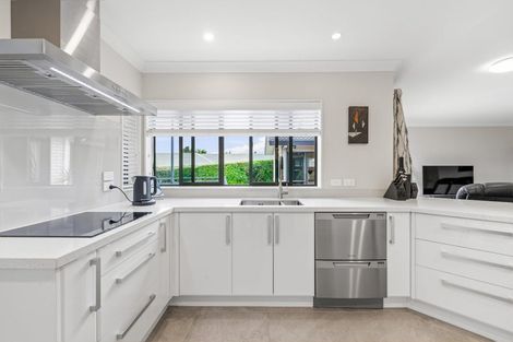 Photo of property in 72 Marina View Drive, West Harbour, Auckland, 0618