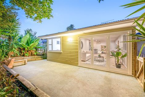 Photo of property in 8 Thuja Street, Green Bay, Auckland, 0604