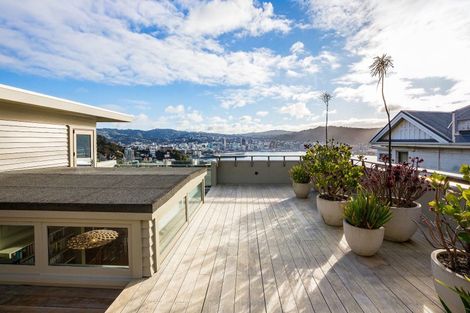 Photo of property in 51 The Crescent, Roseneath, Wellington, 6011