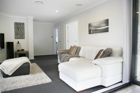 Photo of property in 33 Sunningdale Street, Wattle Downs, Auckland, 2103