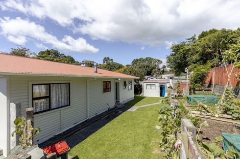 Photo of property in 32 Beaumont Crescent, Frankleigh Park, New Plymouth, 4310