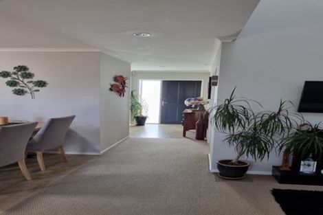 Photo of property in 16 Hoihere Drive, One Tree Point, 0118