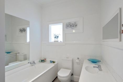 Photo of property in 33 Saint Andrews Square, Strowan, Christchurch, 8052