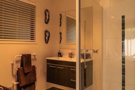 Photo of property in 15 Weka Place, Picton, 7220