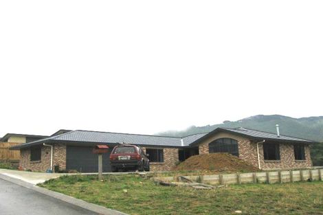 Photo of property in 12 James Nairn Grove, Riverstone Terraces, Upper Hutt, 5018