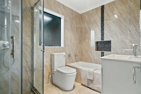 Photo of property in 43 Glenveagh Park Drive, Weymouth, Auckland, 2103