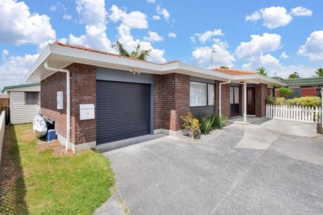Photo of property in 3/98 Roberts Road, Te Atatu South, Auckland, 0610