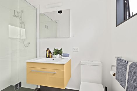 Photo of property in 1/663a Beach Road, Rothesay Bay, Auckland, 0630