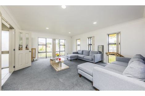 Photo of property in 8 Bellshill Close, Wattle Downs, Auckland, 2103