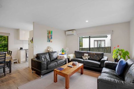 Photo of property in 2/10 Kirklow Place, Goodwood Heights, Auckland, 2105