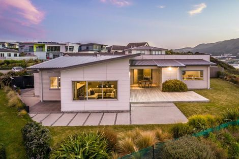 Photo of property in 15 Sue Dow Lane, Aotea, Porirua, 5024