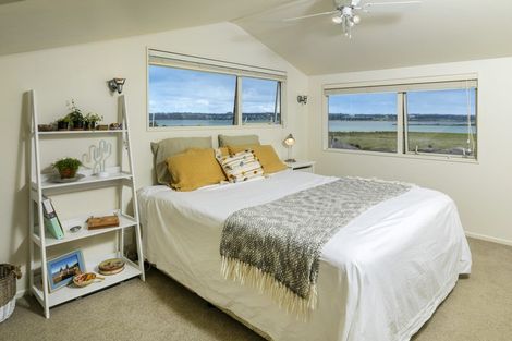 Photo of property in 2/102 Beresford Street, Bayswater, Auckland, 0622