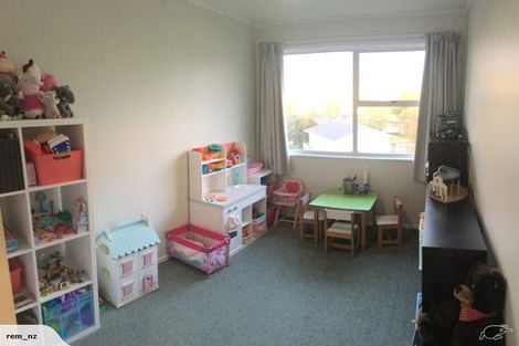 Photo of property in 8 Halcombe Place, Green Bay, Auckland, 0604