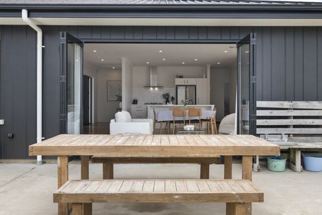 Photo of property in 18 Atlantic Drive, Fitzherbert, Palmerston North, 4410