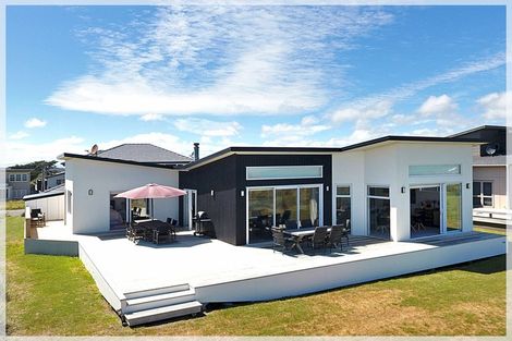 Photo of property in 6a Marine Parade South, Foxton Beach, Foxton, 4815