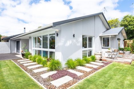 Photo of property in 2/10 Ladbrokes Place, Fendalton, Christchurch, 8052