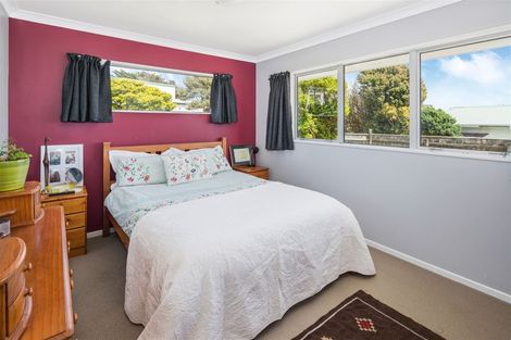 Photo of property in 3 Kingsbridge Place, Newlands, Wellington, 6037