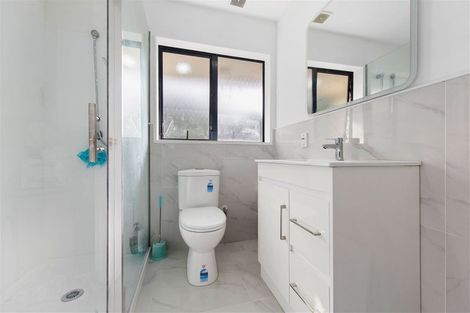 Photo of property in 16 Frank Bunce Grove, Flat Bush, Auckland, 2019