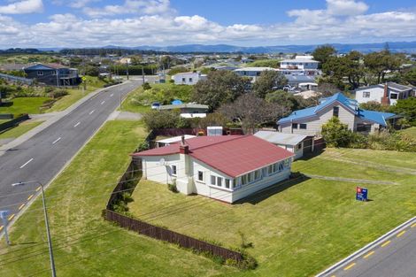 Photo of property in 19 Nash Parade, Foxton Beach, Foxton, 4815