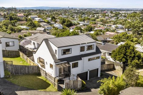 Photo of property in 2/24 Thalia Place, Totara Vale, Auckland, 0629