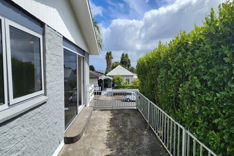 Photo of property in 1/246 Courtenay Street, Strandon, New Plymouth, 4312
