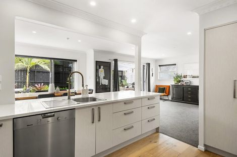 Photo of property in 2/40 Hebron Road, Waiake, Auckland, 0630