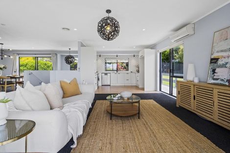 Photo of property in 8 Forsythe Place, Massey, Auckland, 0614