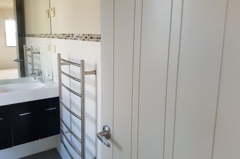 Photo of property in 2 Graham Collins Drive, Windsor Park, Auckland, 0632