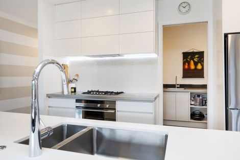 Photo of property in 5 Fairway Grove, Hokowhitu, Palmerston North, 4410