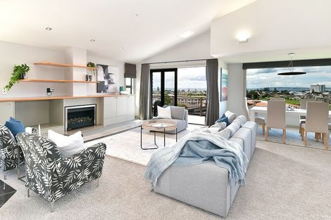 Photo of property in 37 Grovenor Drive, Orewa, 0931