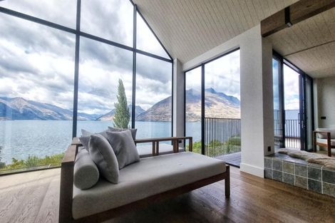 Photo of property in 66 Cedar Drive, Kelvin Heights, Queenstown, 9300