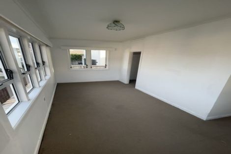 Photo of property in 174 Onewa Road, Northcote, Auckland, 0626