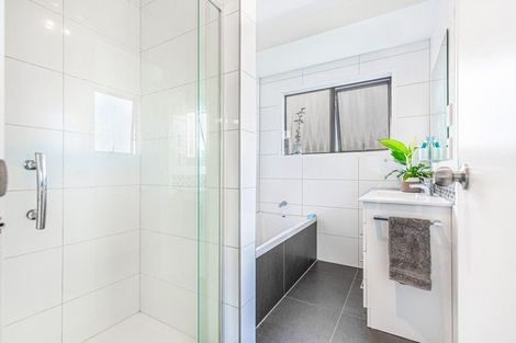 Photo of property in 9 Seagrove Road, West Harbour, Auckland, 0618